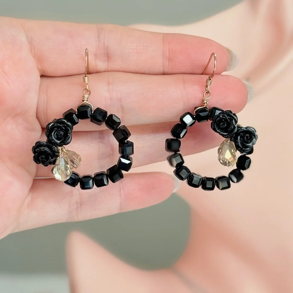 ⚜️ Elegant Black Beaded Earrings - Picture 10 of 10